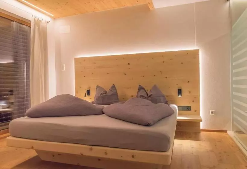 Hotelli Residence Garni Haus Tschenett