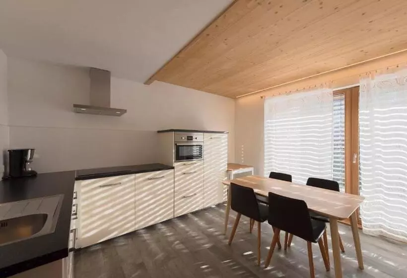 Hotelli Residence Garni Haus Tschenett