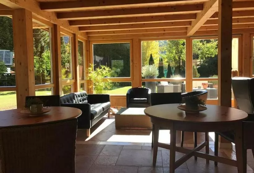 Hotelli Residence Garni Haus Tschenett