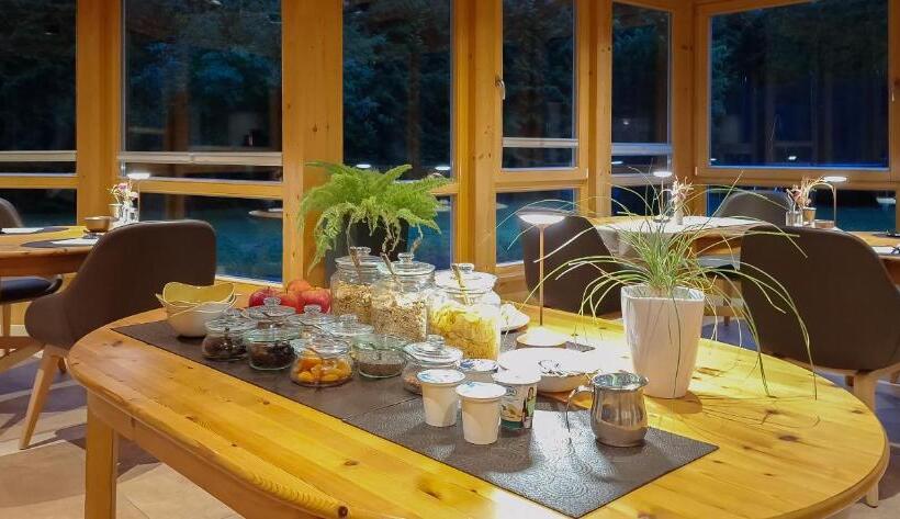 Отель Residence Garni Haus Tschenett