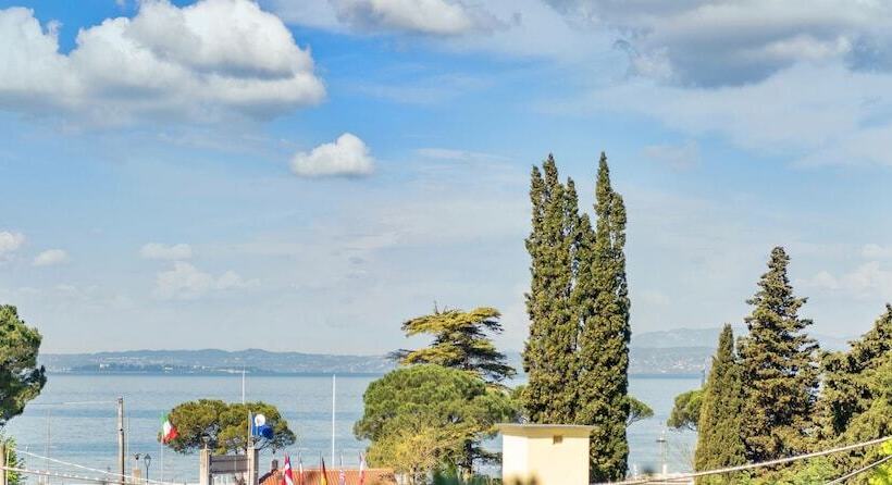 פנסיון Vialeromadodici Rooms & Apartments