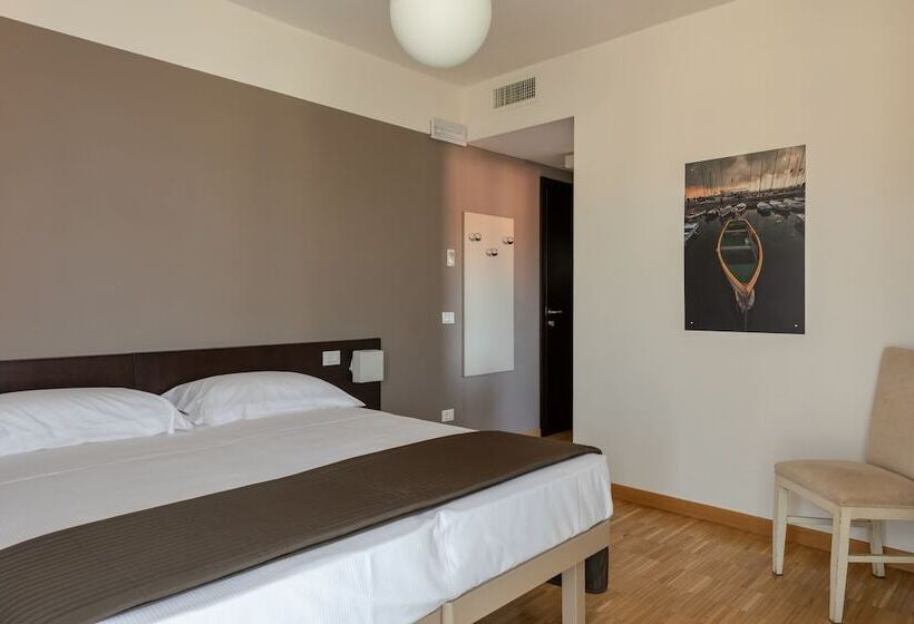 פנסיון Vialeromadodici Rooms & Apartments