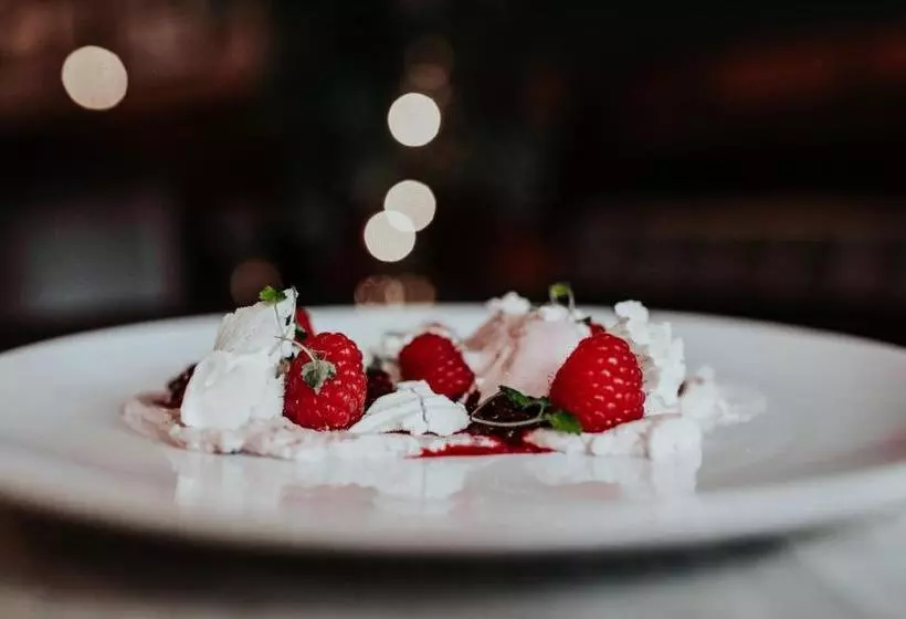 هاستل The Eton Mess