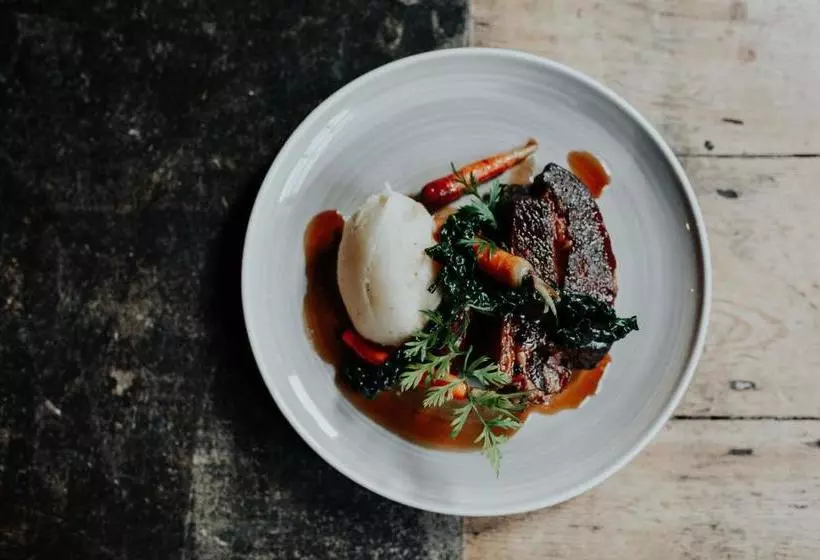 هاستل The Eton Mess