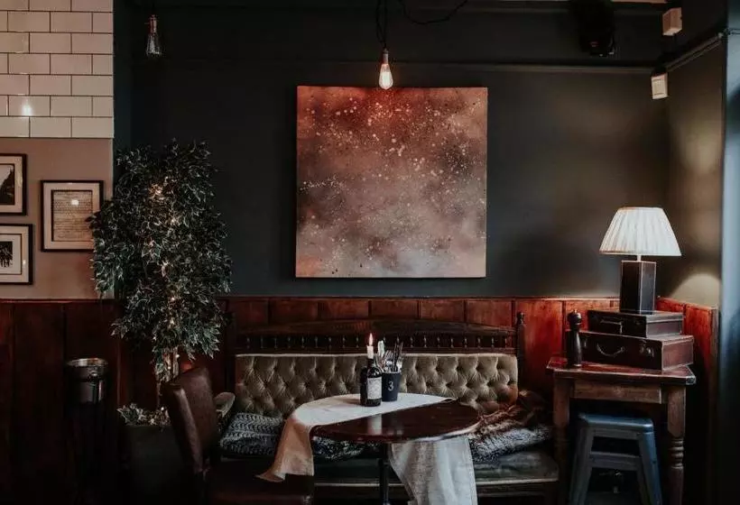 هاستل The Eton Mess