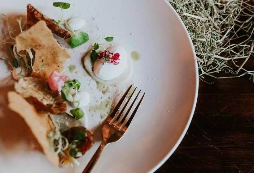 هاستل The Eton Mess