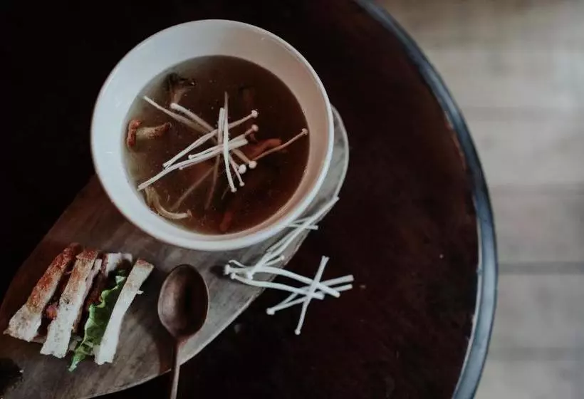 هاستل The Eton Mess