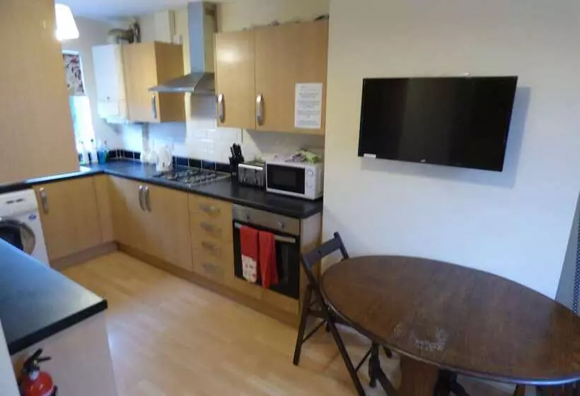 Majatalo Birdholme House