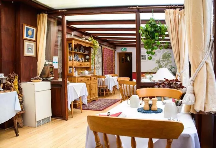 Majatalo Clarke Cottage Guest House