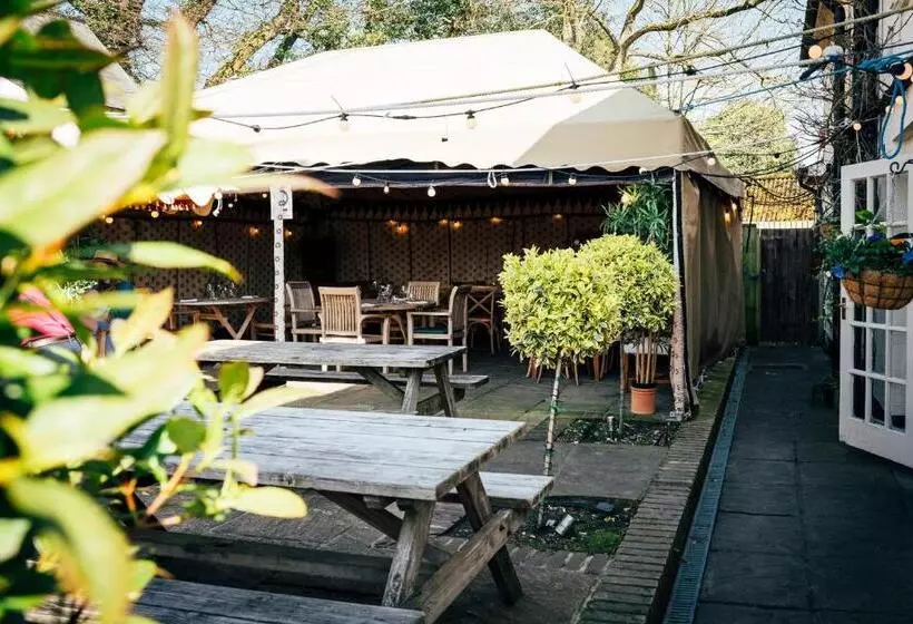 ペンション The East End Arms