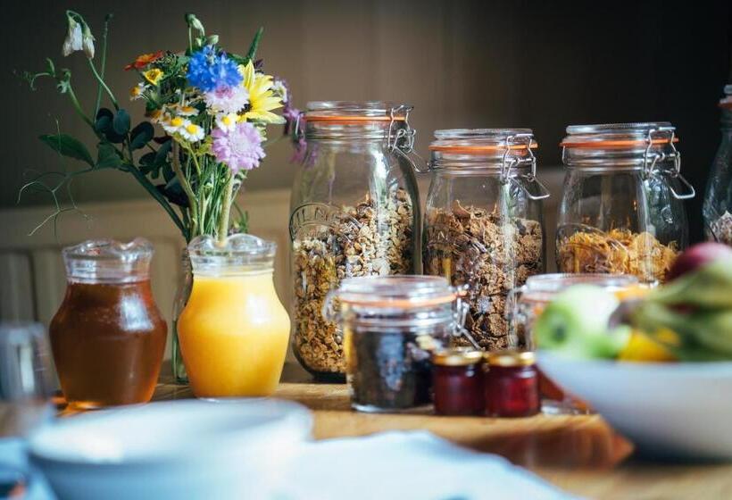 膳宿费 The East End Arms