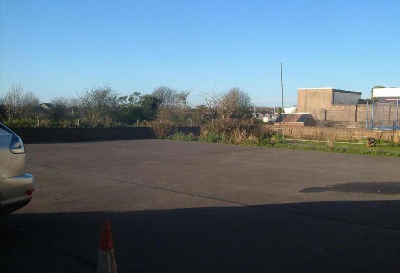 פנסיון Tremains Guest House