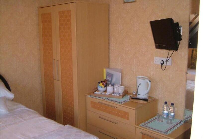 פנסיון Tremains Guest House