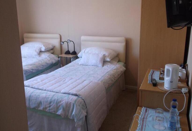 פנסיון Tremains Guest House