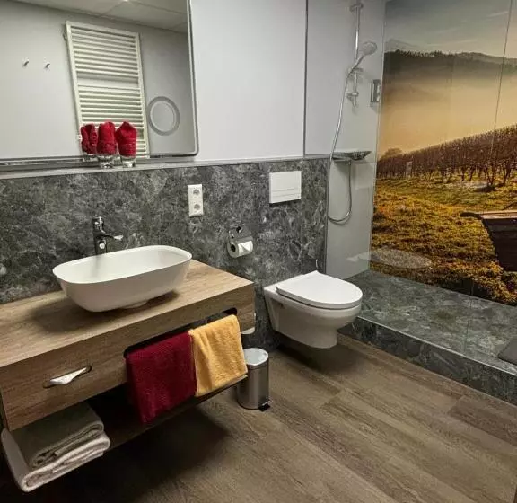 Majatalo Landgasthaus Zur Linde, Neusatz