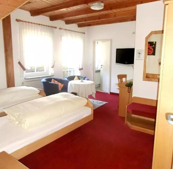 Majatalo Landgasthaus Zur Linde, Neusatz