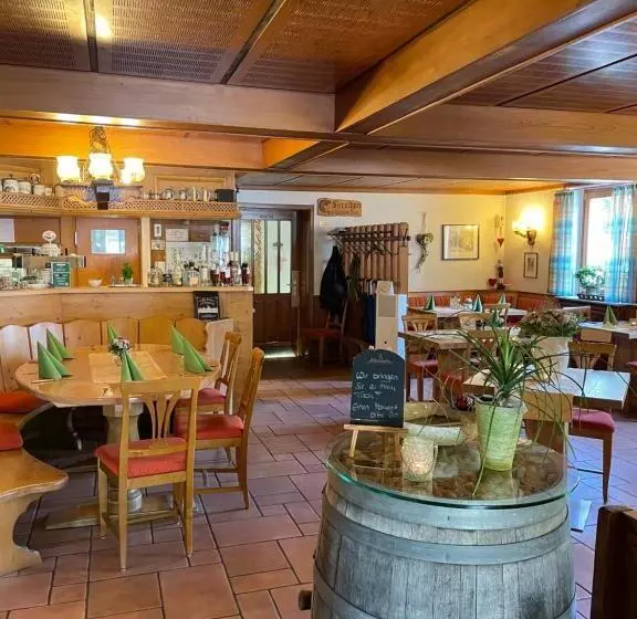 Majatalo Landgasthaus Zur Linde, Neusatz