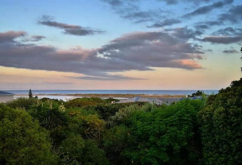 펜션 Swallows Nest Plett