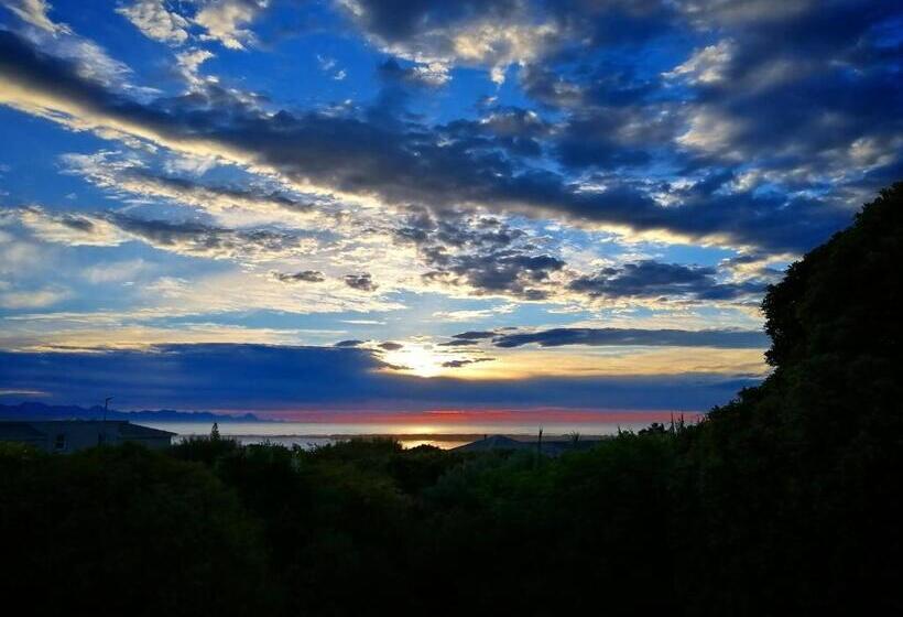 펜션 Swallows Nest Plett