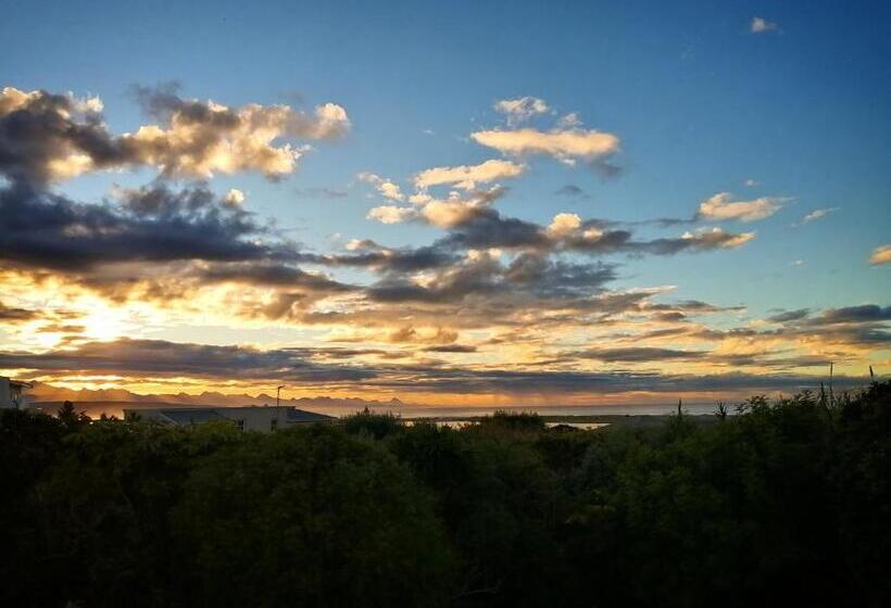 펜션 Swallows Nest Plett