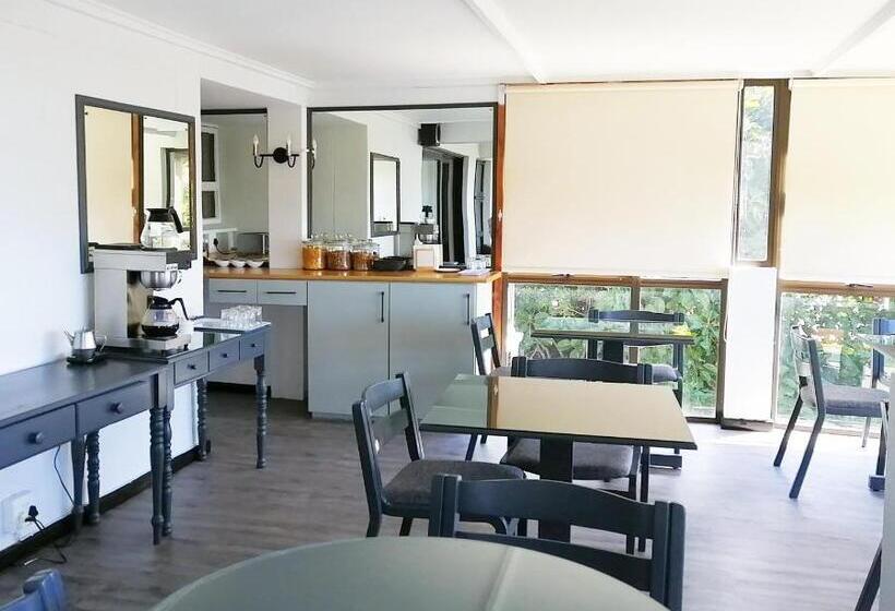 펜션 Swallows Nest Plett