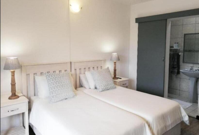 펜션 Swallows Nest Plett