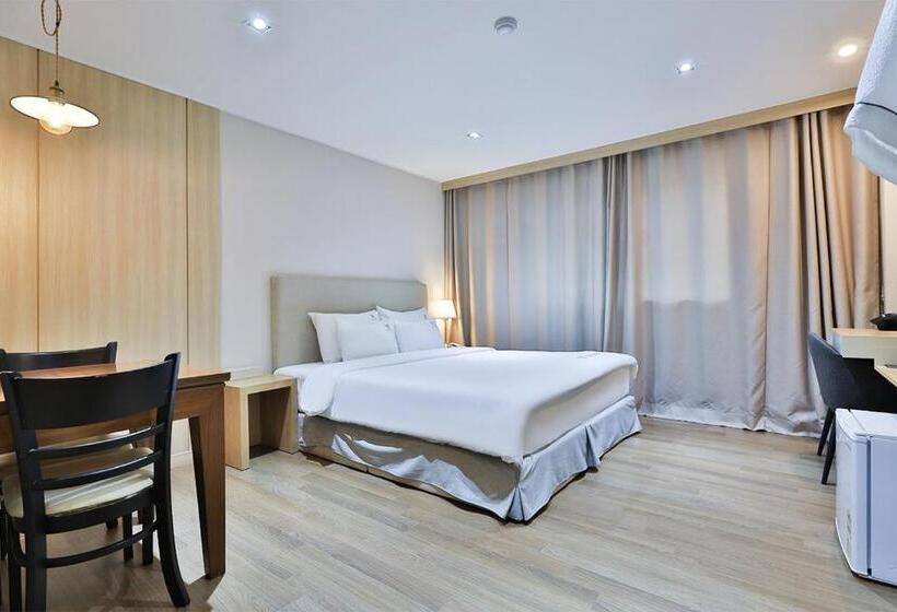 בית מלון כפרי The First