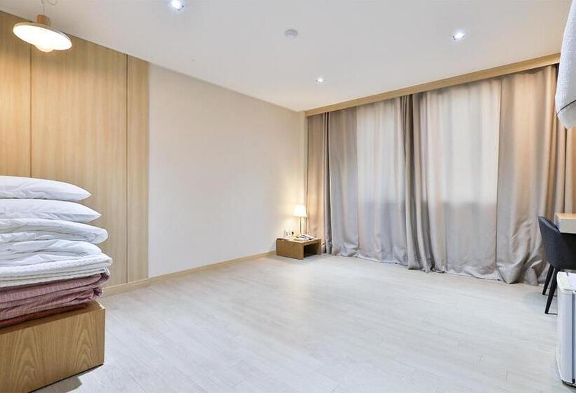 בית מלון כפרי The First