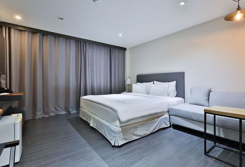 בית מלון כפרי The First