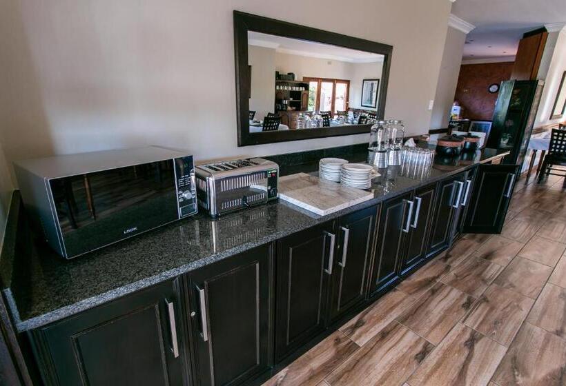 Пансион Royl Court Guesthouse