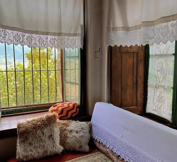 Majatalo Traditional Guesthouse Permet