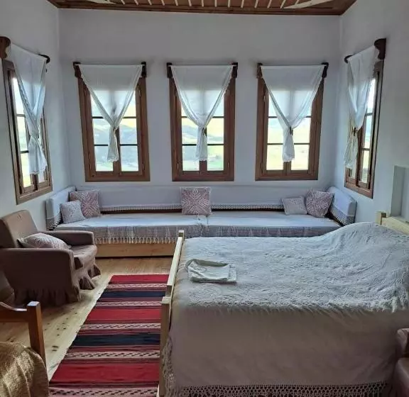 Majatalo Traditional Guesthouse Permet