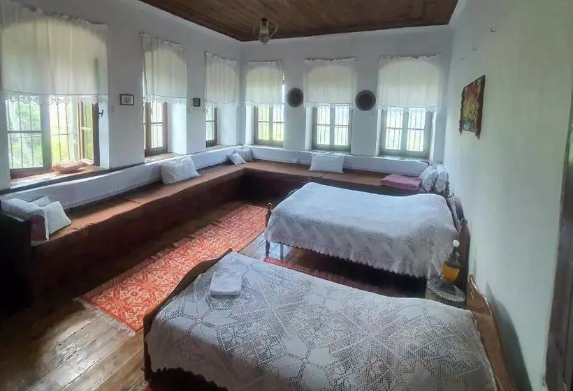 Majatalo Traditional Guesthouse Permet