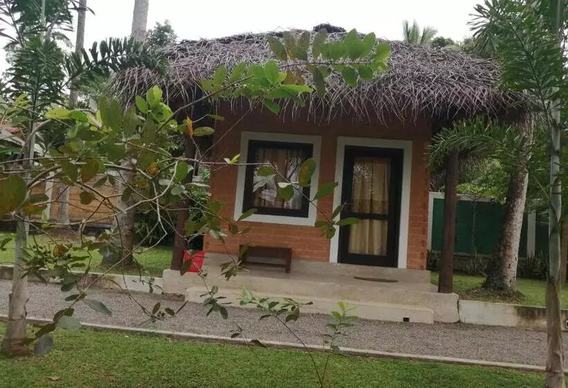 پانسیون Airport Eco Cottage