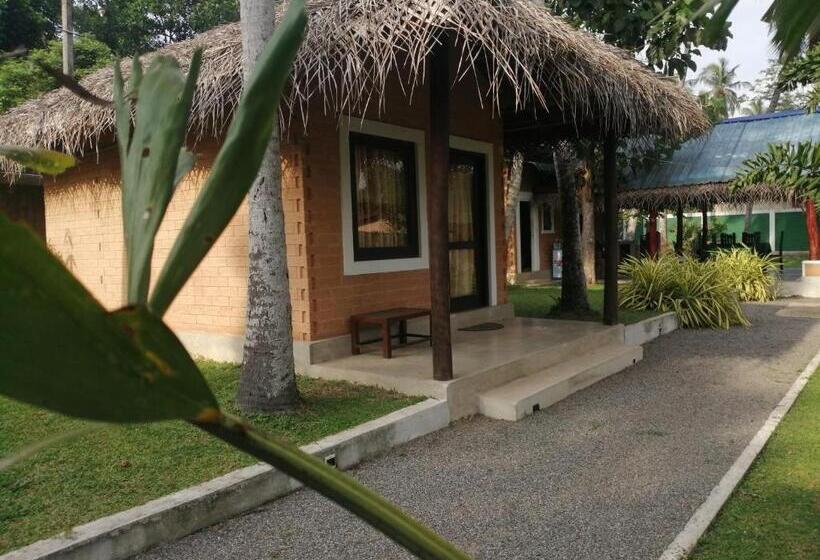 پانسیون Airport Eco Cottage