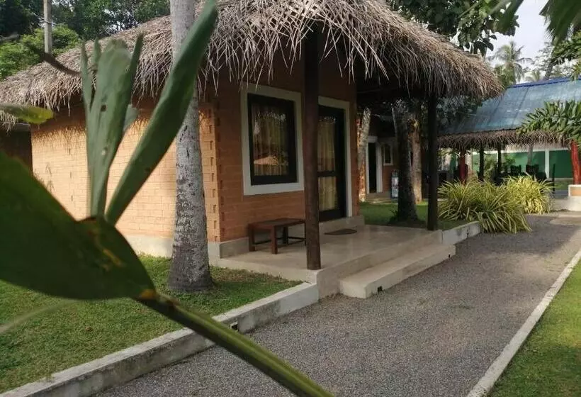 پانسیون Airport Eco Cottage