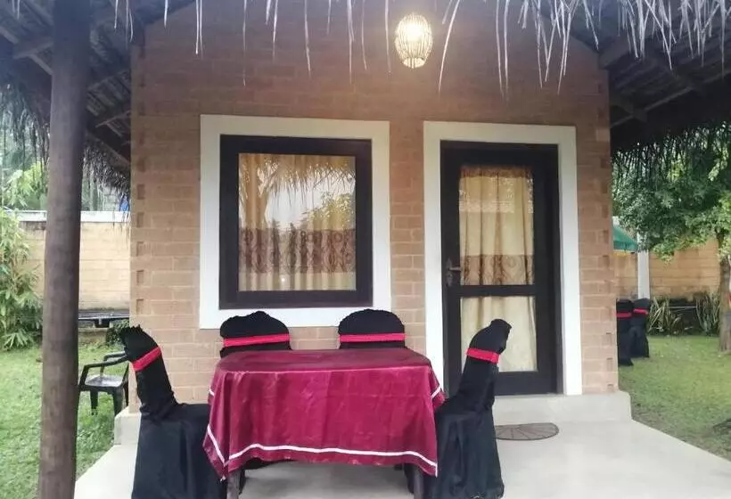 پانسیون Airport Eco Cottage