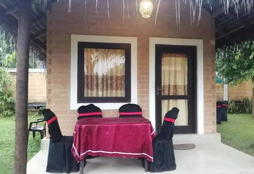 پانسیون Airport Eco Cottage