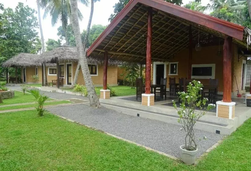 پانسیون Airport Eco Cottage