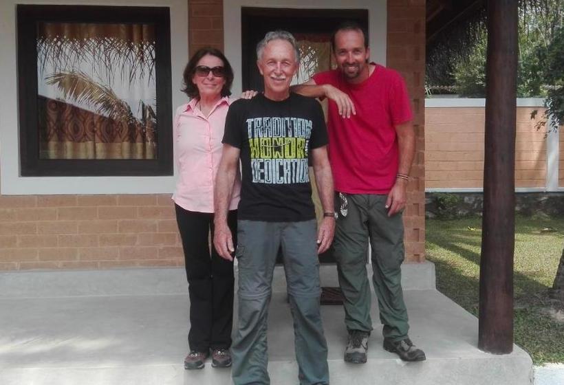 پانسیون Airport Eco Cottage