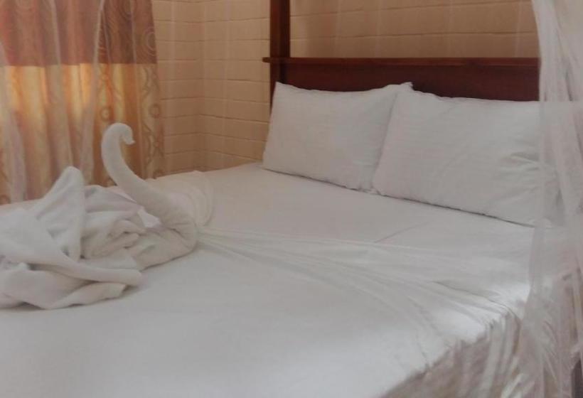 پانسیون Airport Eco Cottage