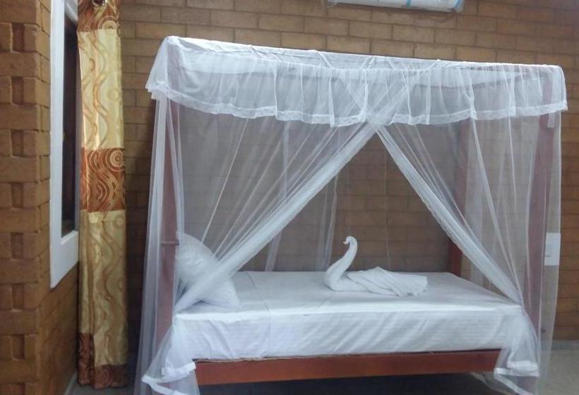 پانسیون Airport Eco Cottage