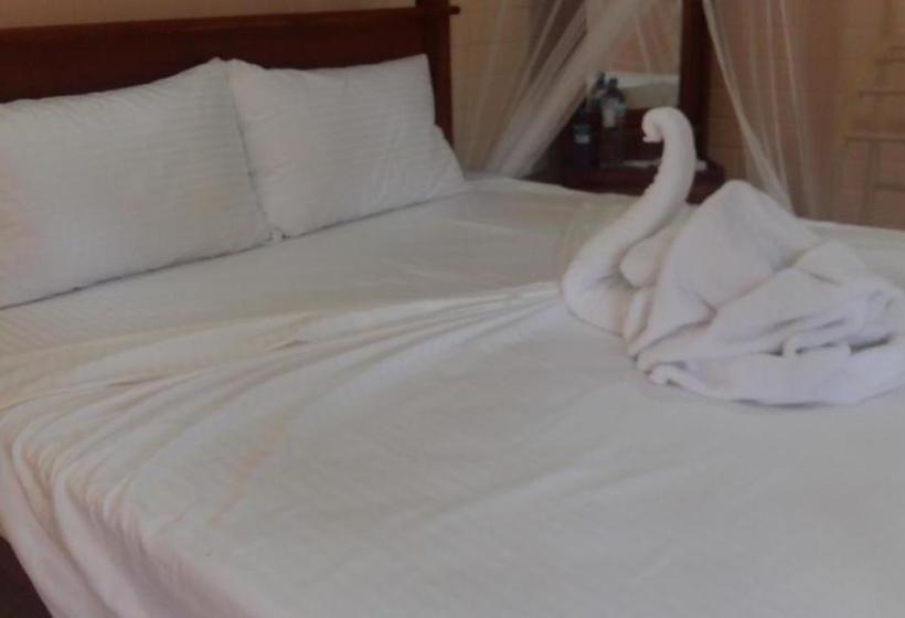 پانسیون Airport Eco Cottage