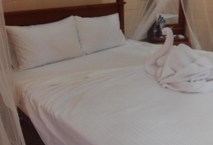 پانسیون Airport Eco Cottage