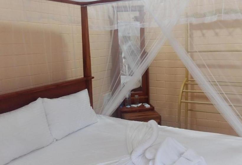 پانسیون Airport Eco Cottage