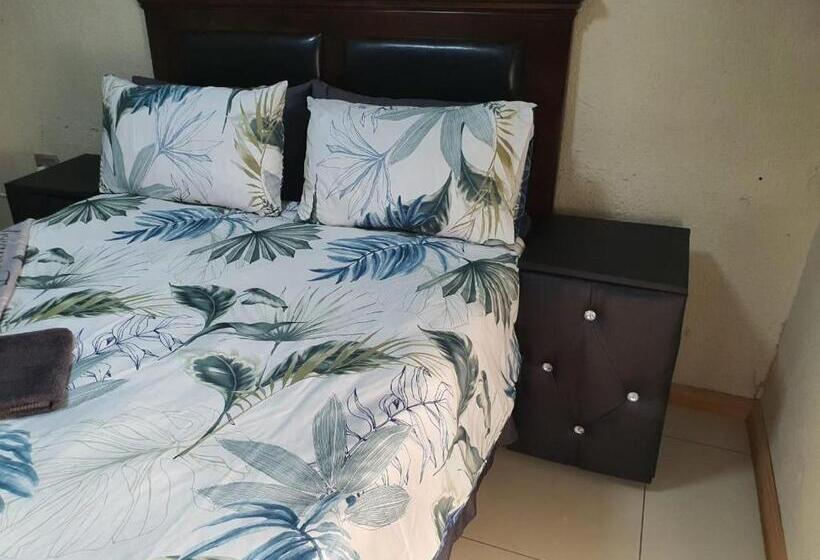 Hotel @ The Village Lodge