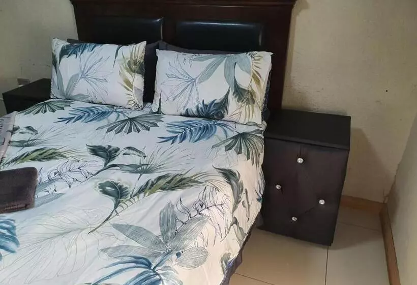 Hotelli @ The Village Lodge