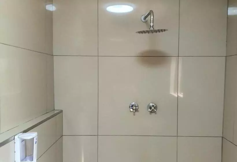 Hotelli @ The Village Lodge