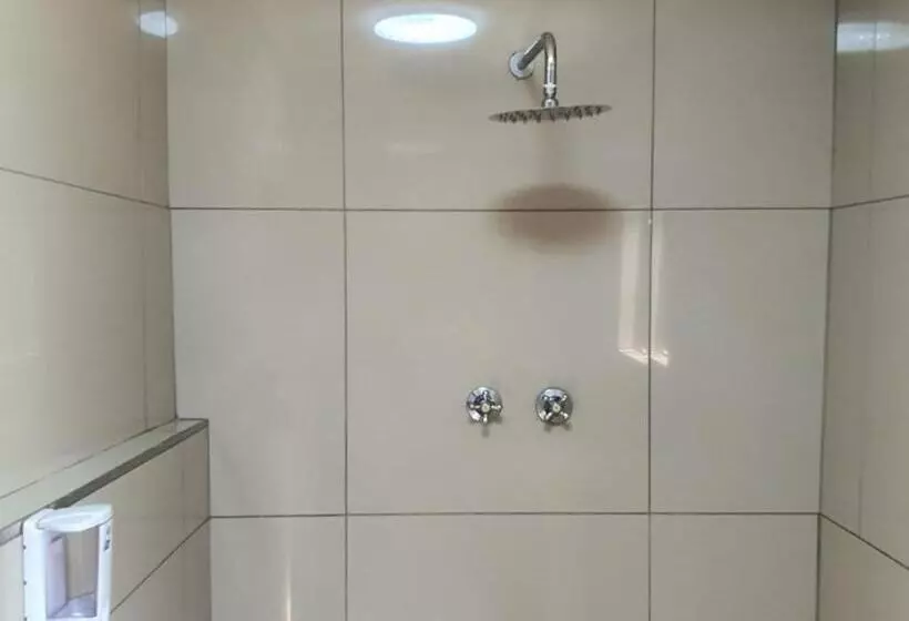 Hotelli @ The Village Lodge