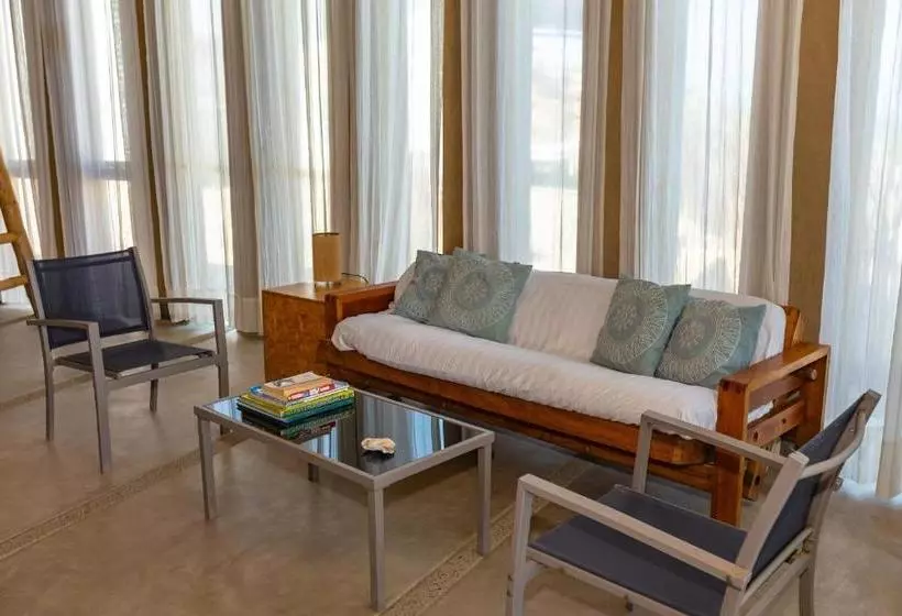 Majatalo Pirámide Títi